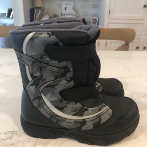Boys size 3 snow boots